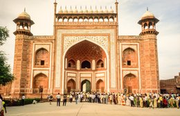 Agra;-Architecture;-Darwaza-i-Rauza;-Facade;-Gateway;-Great-Gate;-India;-Kaleidos;-Kaleidos-images;-La-parole-à-limage;-Large-arch;-Mausoleum;-Mughal;-Mumtaz-Mahal;-Pavilions;-Queue;-Red-sandstone;-Shah-Jahan;-Stories-Pictures;-Taj-Mahal;-Tarek-Charara;-UNESCO;-Uttar-Pradesh;-Visitors;-White-marble;-World-Heritage